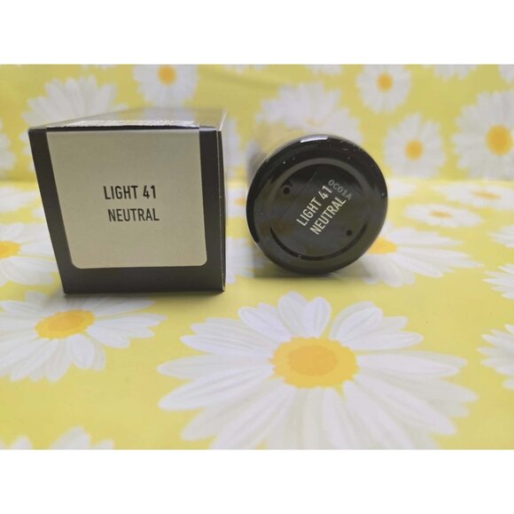 KVD Kat Von D Lock It Foundation Original 1.0 oz LIGHT 41 NEUTRAL NEW in box - Picture 6 of 9